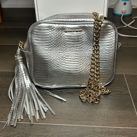 Victoria’s Secret Metallic Snakeskin Silver Crossbody Bag Gold Chain Strap - Picture 14 of 14
